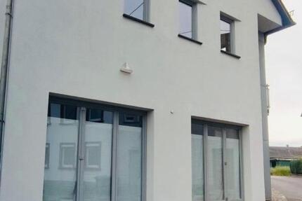 Haus Gevenich - 6 Zimmer, 160 m&sup2;, 1.600&euro; | Angebot:26624267