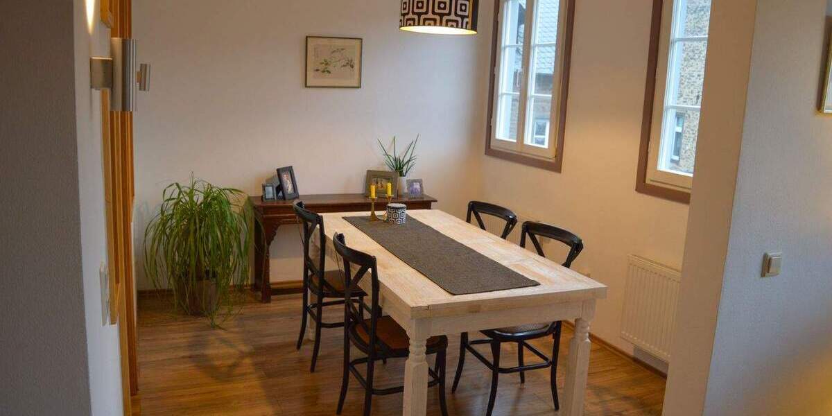 Stilvolles Wohnen im Zentrum Treis-Kardens. Moselnähe. Hoher Freizeitwert. Hochwertige Einbauküche. 4 zimmer