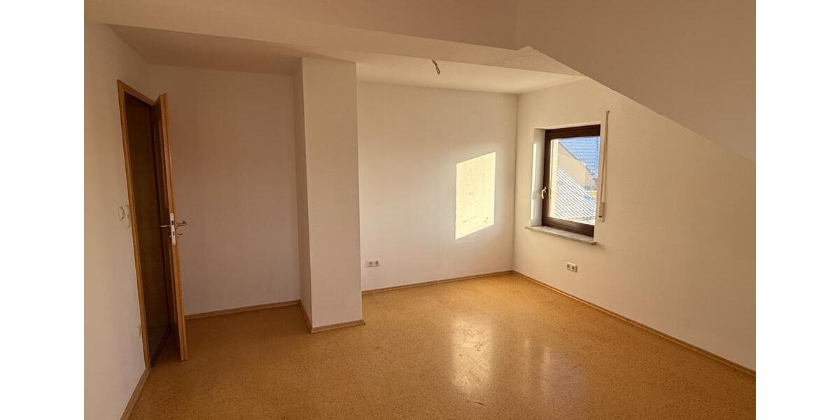 Dachgeschoßwohnung Höchstadt an der Aisch - 4 Zimmer, 1.299&euro; | Angebot:22987988