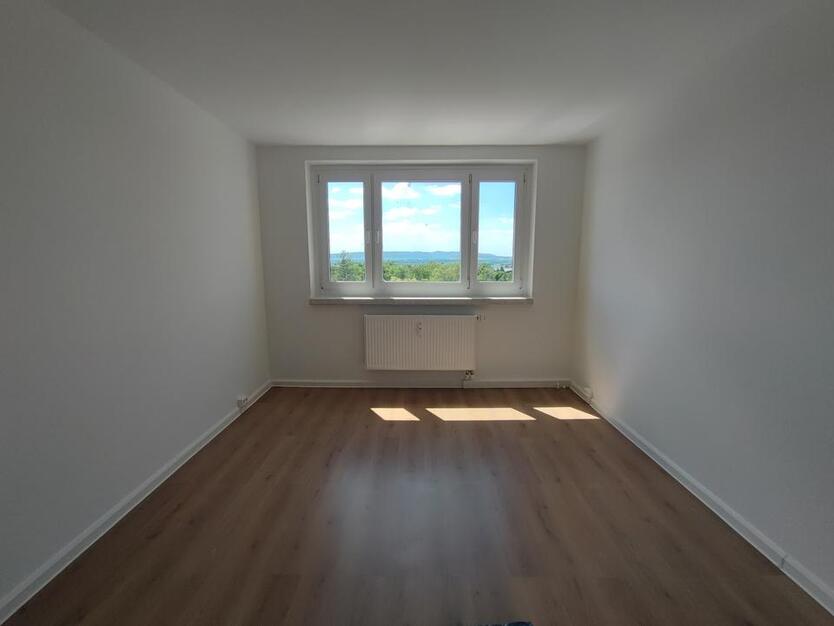 DreiraumWohnung teilmöbliert und mit Balkon