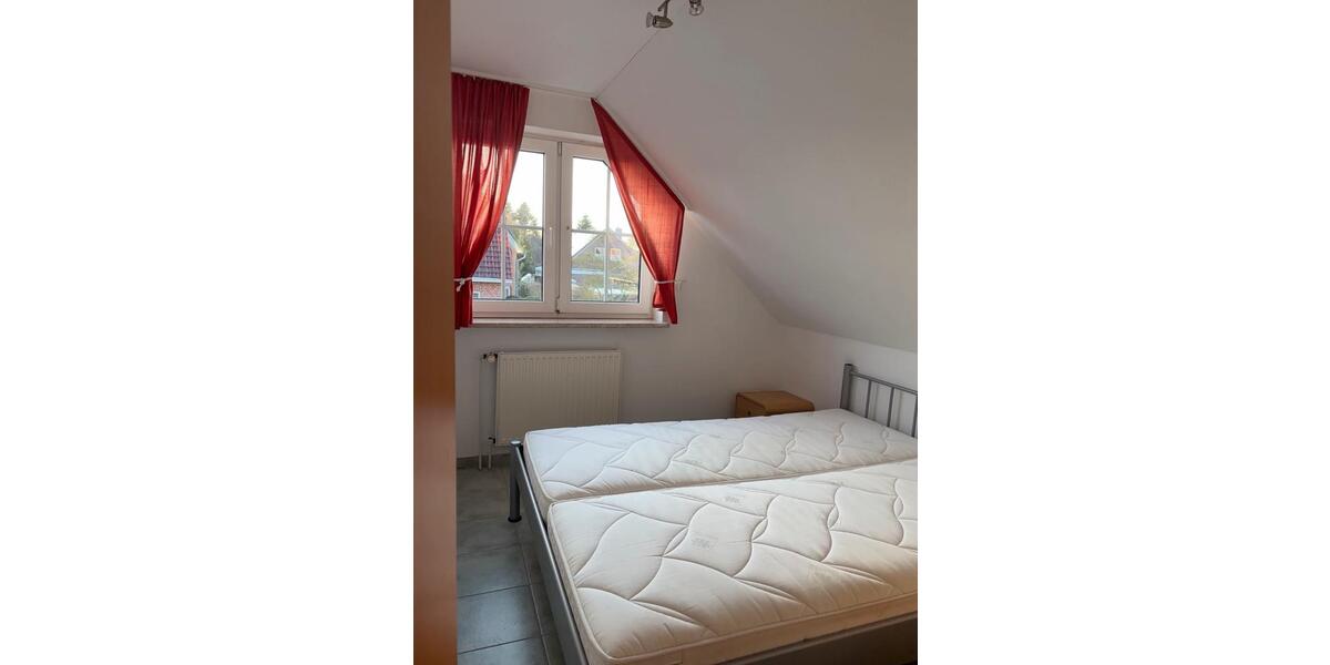 Dachgeschoßwohnung Norden - 4 Zimmer, 70 m&sup2;, 700&euro; | Angebot:24495054