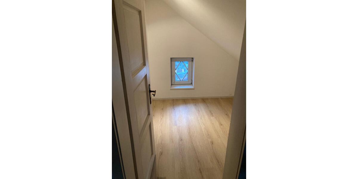 Dachgeschoßwohnung Trostberg - 4.5 Zimmer, 139 m&sup2;, 1.200&euro; | Angebot:24312237