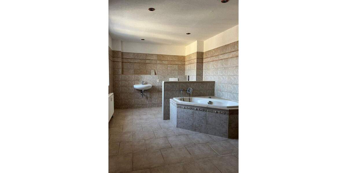 Etagenwohnung Pegau - 3 Zimmer, 115 m&sup2;, 695&euro; | Angebot:25275600