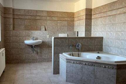 Wohnung Pegau - 3 Zimmer, 115 m&sup2;, 695&euro; | Angebot:25275600