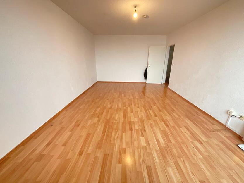 Großes WG Zimmer mit großem eigenen Balkon in Damen WG