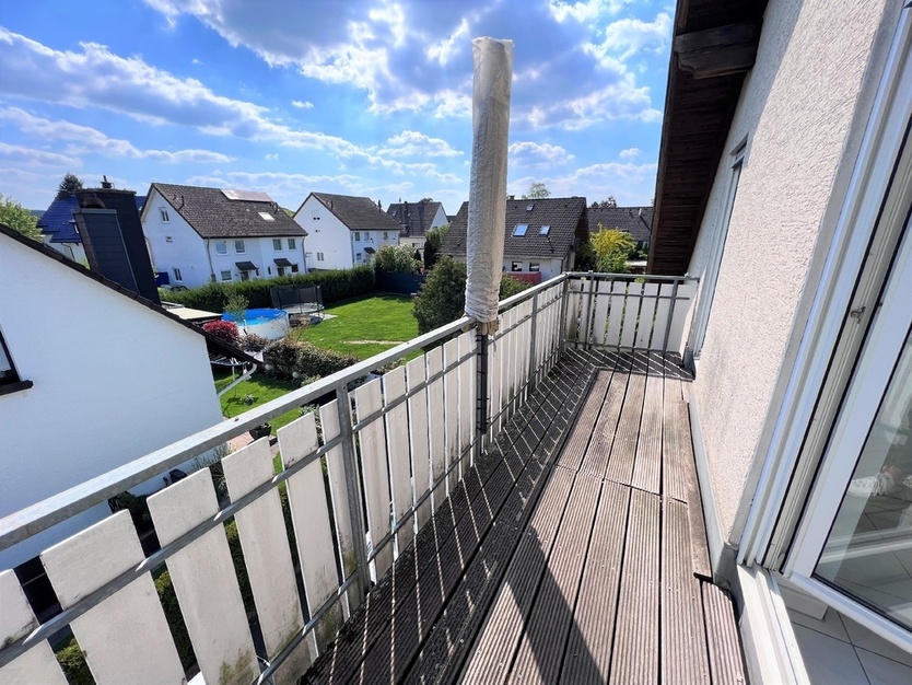 Helle Dachgeschoßwohnung * Balkon *Stellplatz