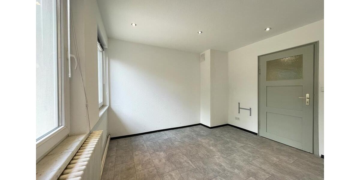 TOP-Gewerbehalle auf 752 m². Besonders hell. 3 Büros, Aufenthaltsraum, Toiletten. Stellplätze. zimmer