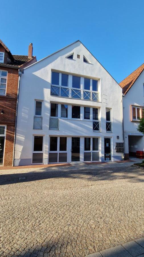 Stufenlos, lichtdurchflutet u. sichtgeschützt, Einbauküche, Glasfaser, PKW - Plätze, Erstbezug in Hessisch Oldendorf 2 zimmer