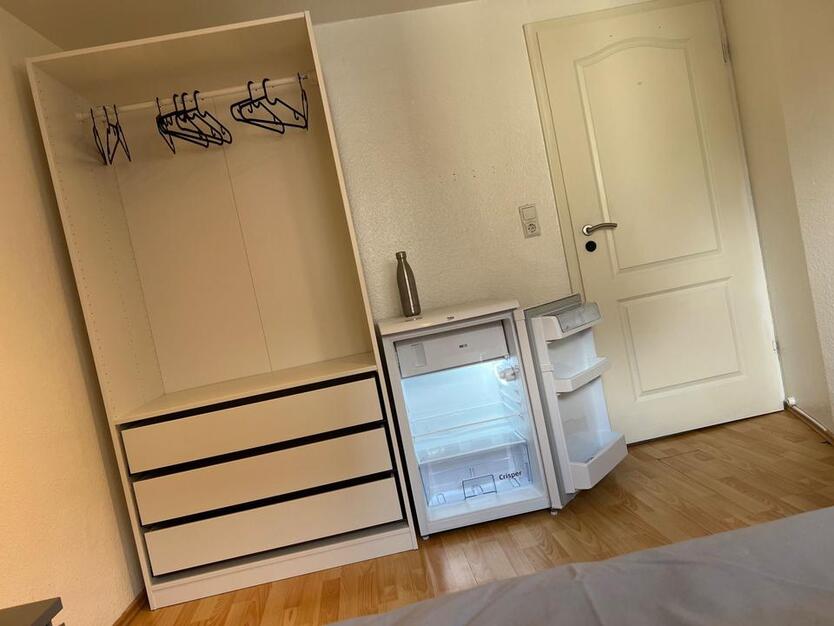 Zimmer mit eigenen Kühlschrank, Wlan, Küche, DuscheWC Teilung, Waschmaschine, und Trockner
