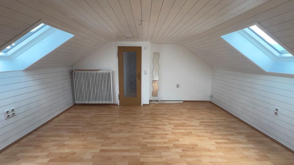 Dachgeschoßwohnung ab sofort frei