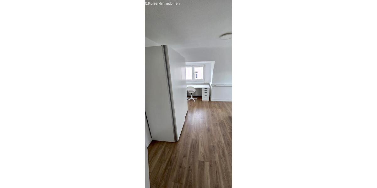 Möbliertes WG-Zimmer - 18,4 m² in großer DG-Wohnung, nur an Einzelperson - zentrale Lage - Bahnhofsnähe Stadt Lörrach 1 zimmer