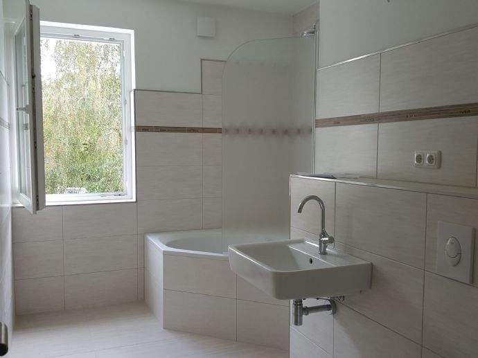 Große helle 4 Zimmer Wohnung, Balkon in Südlage