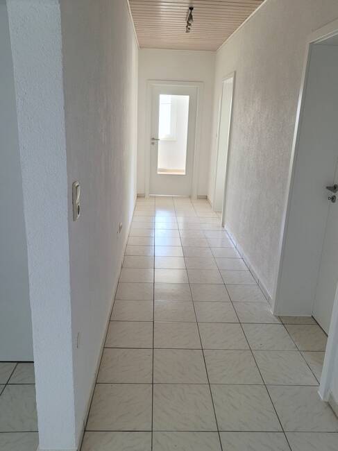Helle Wohnung im Hochparterre eines neu renovierten 2-Parteien-Miethauses, mit Terrasse, Garten,etc!