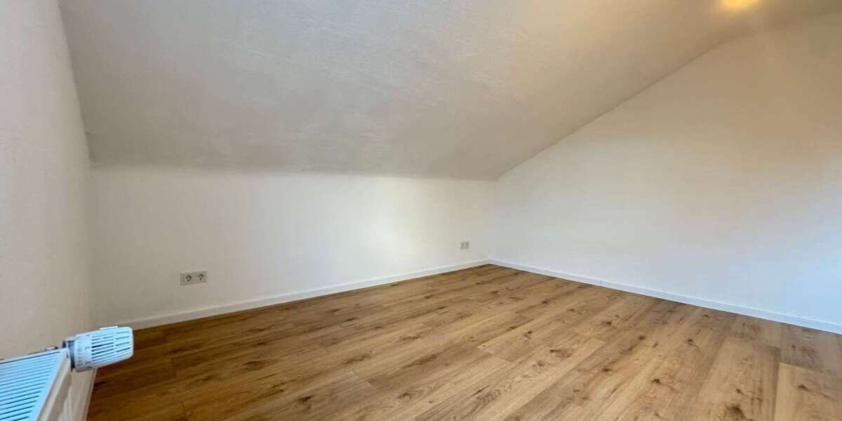 Sanierte 2-Zimmer-Dachgeschosswohnung mit neuem Bad in Ensheim - Dachgeschoßwohnung Saarbrücken-Halberg Halberg | Angebot:26764265
