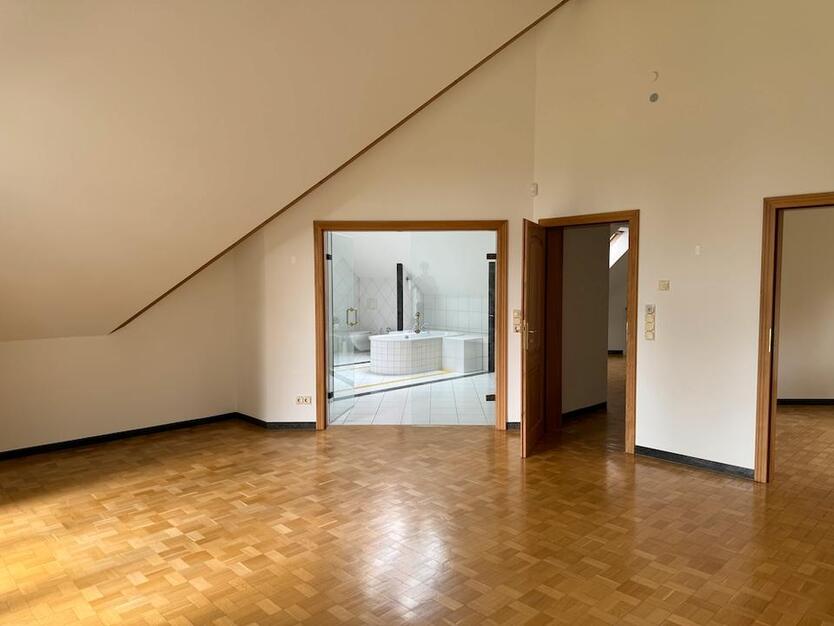 Freistehendes Architektenhaus mit traumhaftem Grundstück + Pool in der Nähe des Herzzentrums