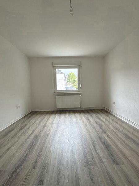 Frisch renovierte 2-Zi.-Whg. mit Tageslichtbad und Loggia