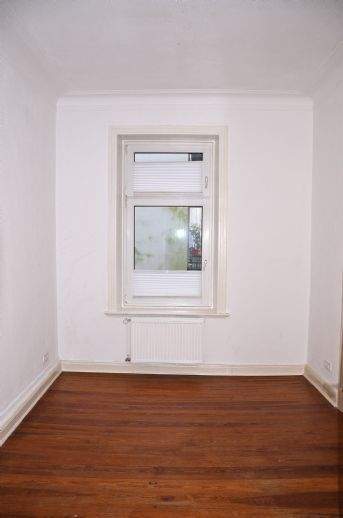Gepflegte Altbau- ObergeschossWohnung mit überdachtem PKW-Stellplatz und guter Raumaufteilung in beliebter Wohnlage in Hamburg- Eimsbüttel