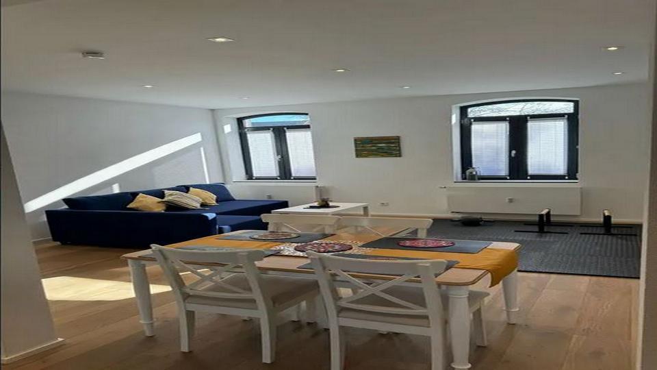 Geschmackvolle und geräumige Wohnung mit zwei Zimmern sowie Balkon