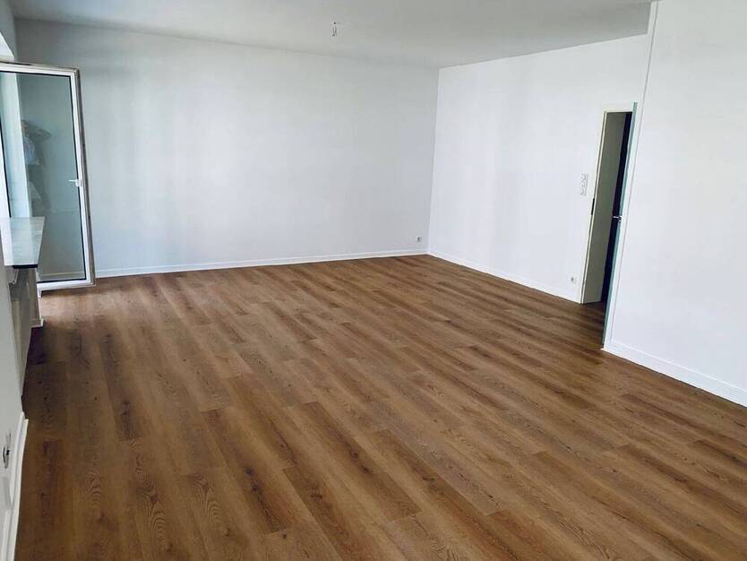 Renovierte 2-Zimmer-Wohnung mit 2 Balkonen 2 Stellpl. in Bestlage von D-Oberkassel