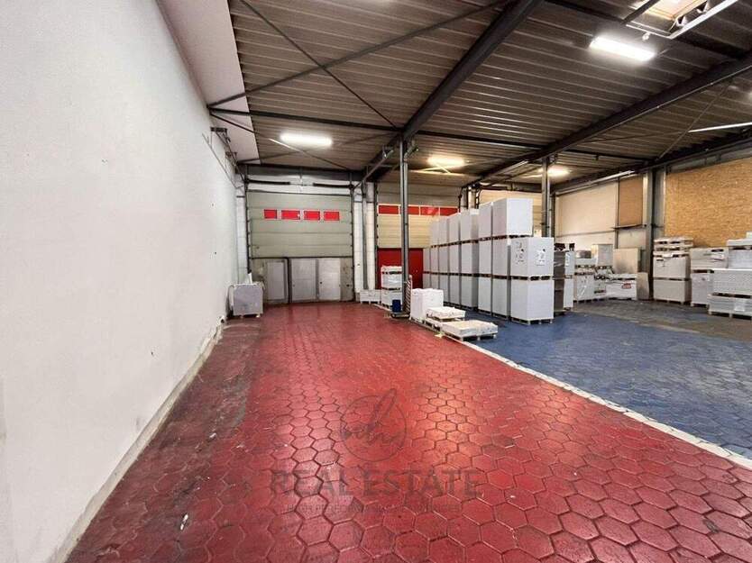 Ebenerdige Lagerfläche mit zwei Sektionaltoren in Norderstedt