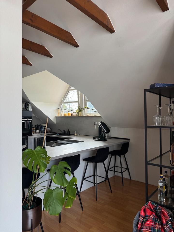 Lichtdurchflutete vollmöblierte DG Wohnung zur Untermiete