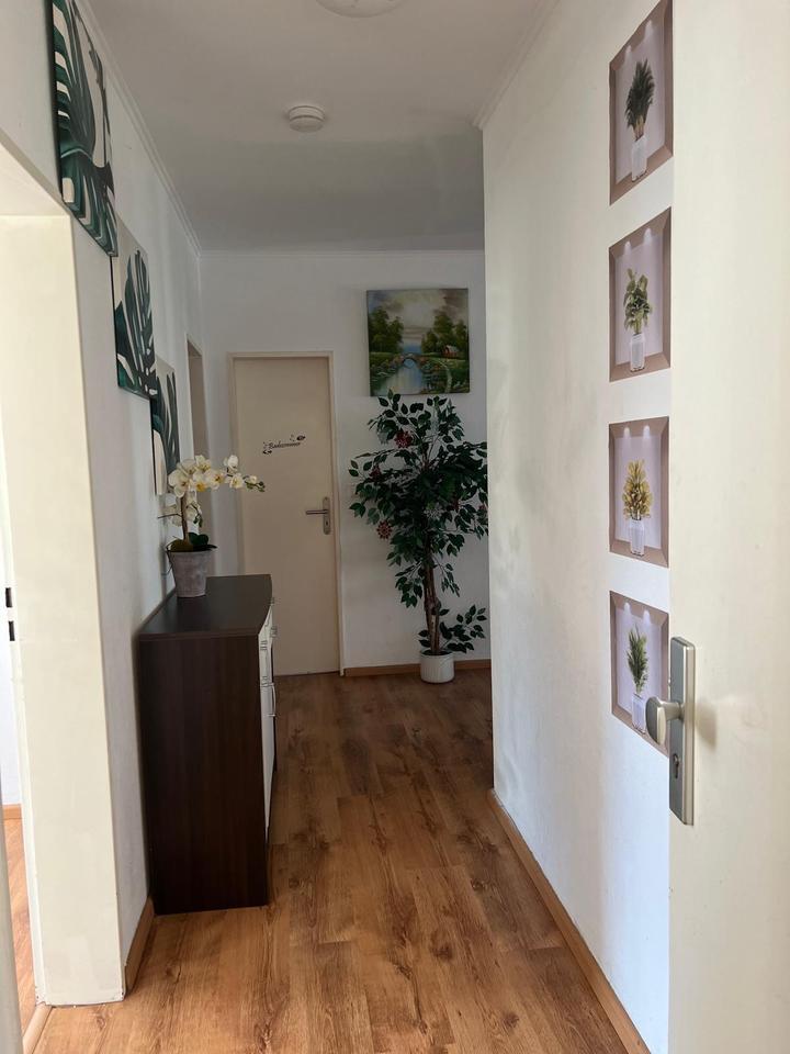 Ein Zimmer Wohnung WG nur Frau zu vermieten eine Person