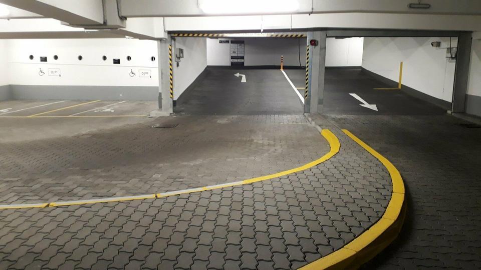 Zentral gelegene Stellplätze im Parkhaus Fürther Freiheit (Innenstadt)
