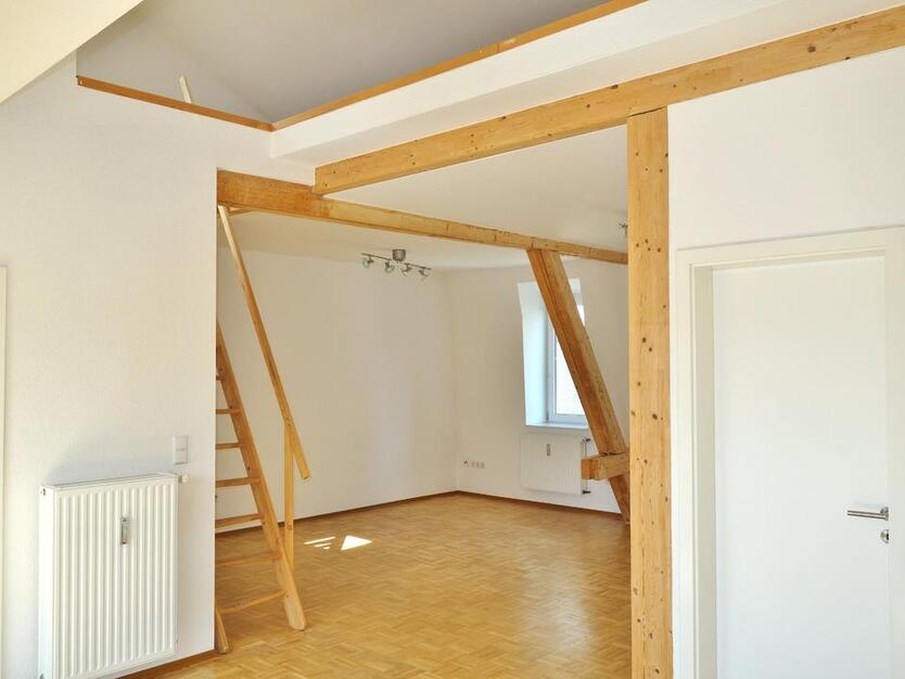 Großzügig geschnittene Dachgeschoss Wohnung zimmer