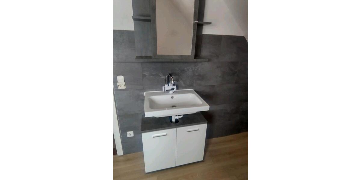 Dachgeschoßwohnung Neuental - 1 Zimmer, 77 m&sup2;, 700&euro; | Angebot:24706280