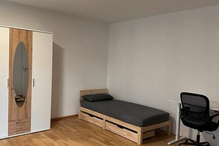 Möblert PrivatZimmer Mit Terrasse in 4er-WG im Muggenhof