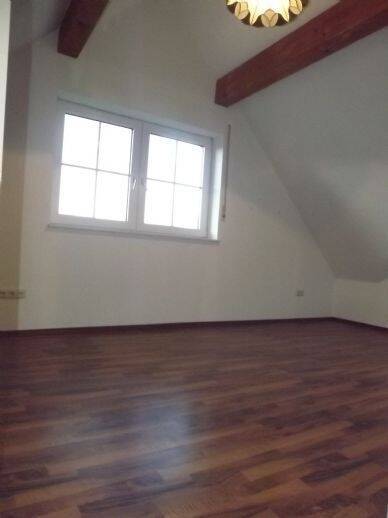 Gut geschnittenes 2 Zimmer-Apartment mit Einbauküche und Wannenbad, in ruhiger Lage von Wiesenbronn. Nur 10 Min. nach Kitzingen... 2 zimmer