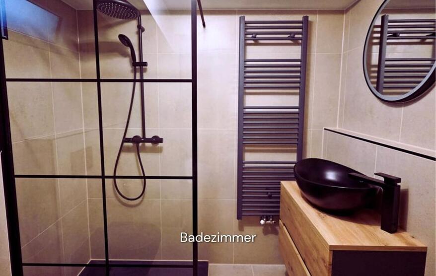 ✨WG-Zimmer 15 m² · 550 € all-in · Erstbezug mit Marmorboden & Bar