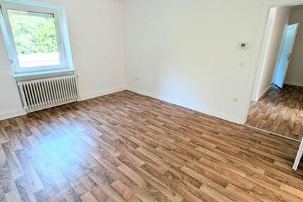 **Was will man mehr? +weiße Wände +modernes Tageslichtbad +eigenes Gartenabteil**