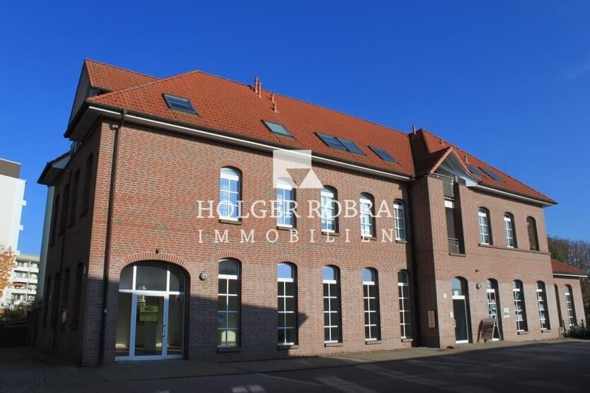 Helle Wohnung mit Balkon, Parkett und Wannenbad