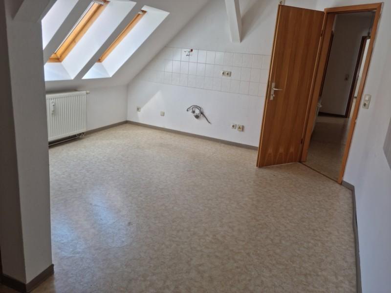 2-Raum-Wohnung im Dachgeschoss zimmer