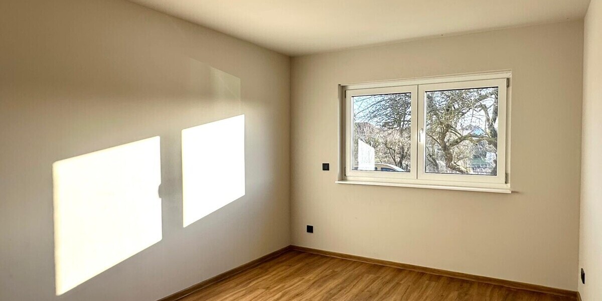 Jetzt Miete möglich! Winkelbungalow 5 km bis Neubrandenburg, Baujahr 2022, Doppelgarage, EBK,Carport - Einfamilienhaus Sponholz | Angebot:25929684