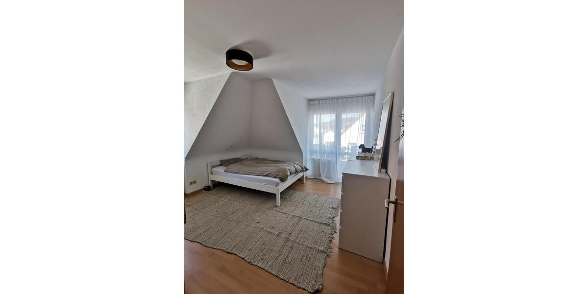 Helle 2 Zimmer DG Wohnung mit Balkon und Garage 2 zimmer