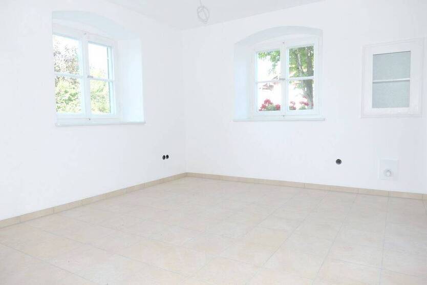 Geräumiges Bauernhaus mit Stall und Tenne; Anfragen bitte per email!