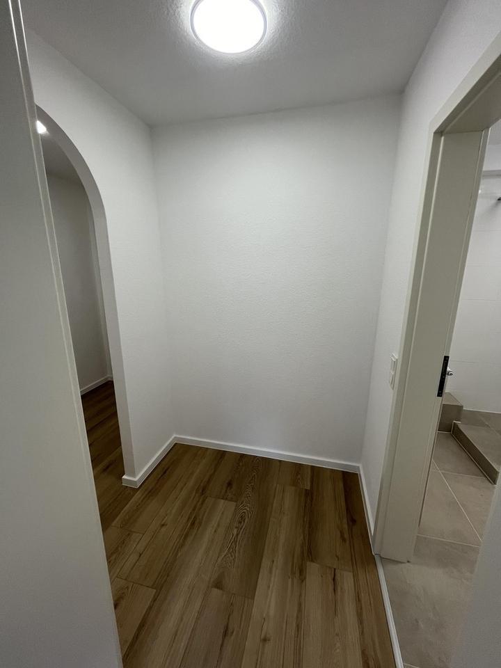 Kernsanierte 2,5-Zi-Wohnung mit EBK, Balkon und Garage
