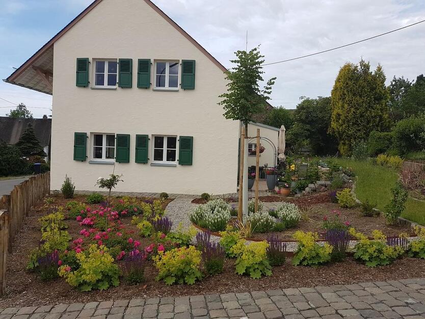 Schönes Einfamilienhaus mit Ziergarten in Grimburg
