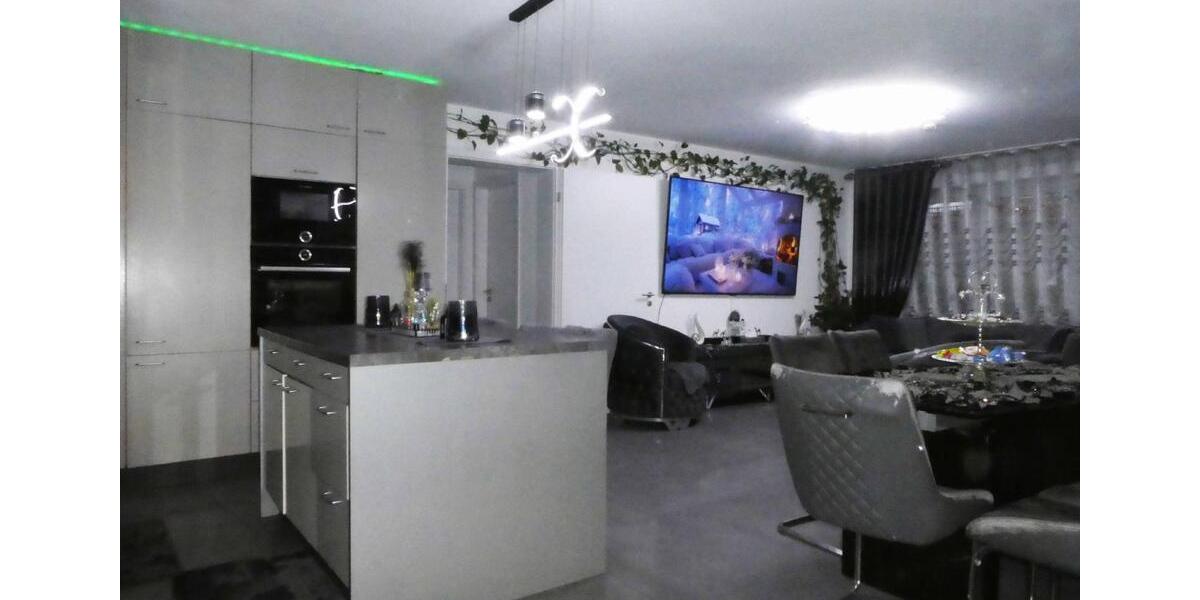 AUMÜLLER-Immobilien - Moderne energiesparsame 4-Zi-EG-Wohnung mit überdachtem Balkon und Carport 4 zimmer