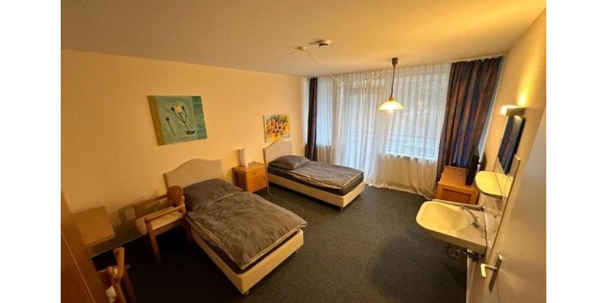 Wohnen auf Zeit Blomberg - 10 Zimmer, 20 m&sup2;, 15&euro; | Angebot:24398307