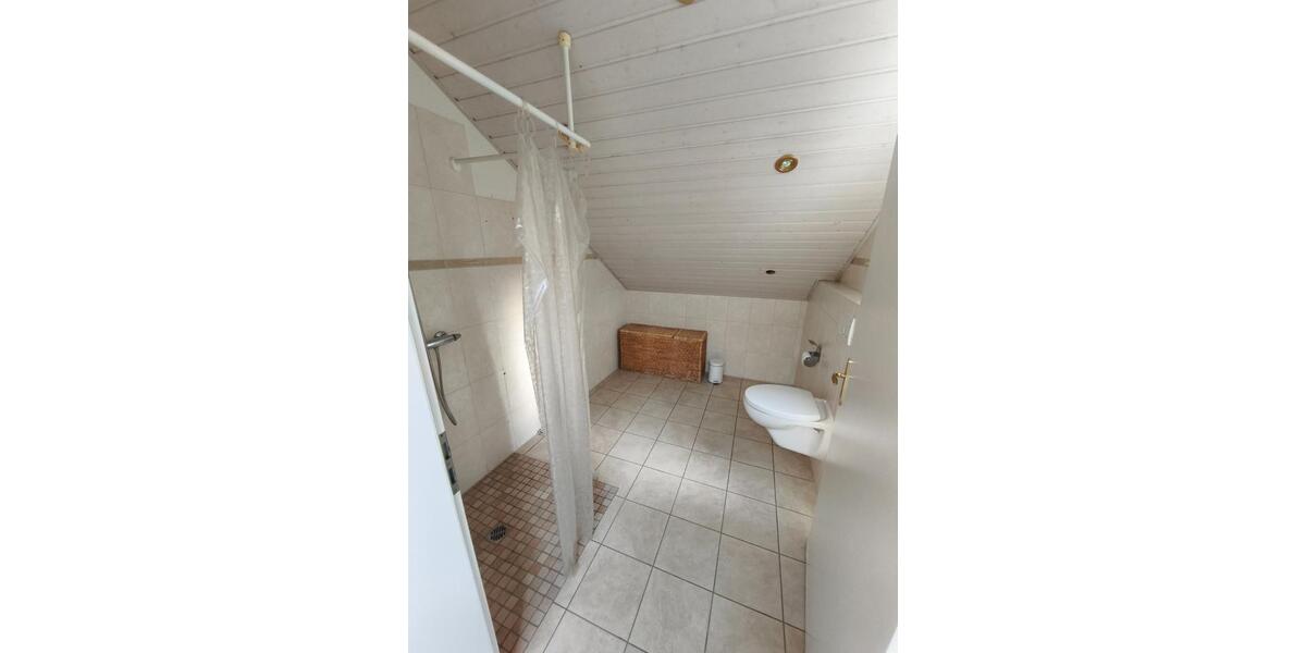 Etagenwohnung Waldbröl - 8 Zimmer, 220 m&sup2;, 1.200&euro; | Angebot:25253043