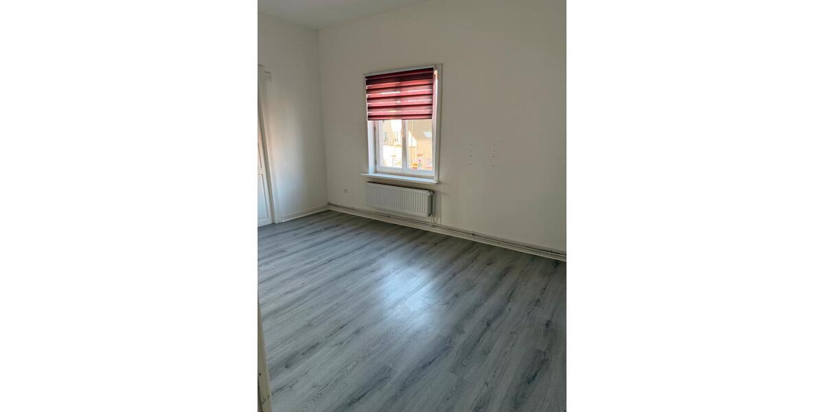 Wohnung im 1. OG in einem Wohn-und Geschäftshaus auch als Büro 4 zimmer