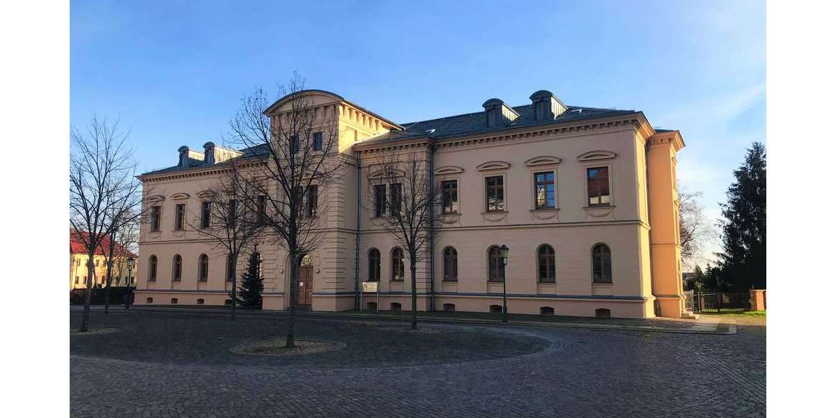 NEU -frisch renoviert. Gut geschnittene 4 Zimmer mit Balkon und Einbauküche! 4 zimmer