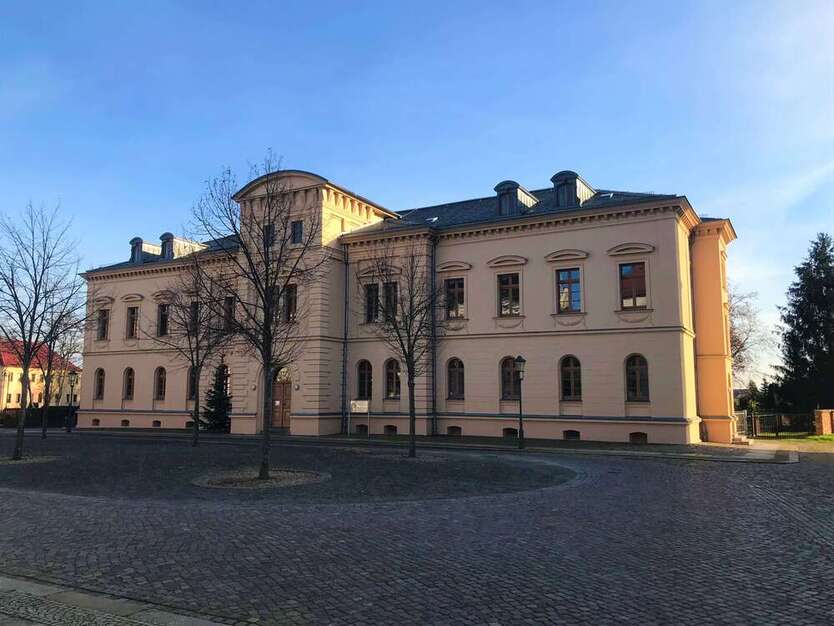 NEU -frisch renoviert. Gut geschnittene 4 Zimmer mit Balkon und Einbauküche! 4 zimmer