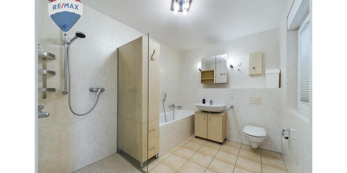 Großzügige Terrasse & viel Grün: Helle Souterrainwohnung 3 zimmer