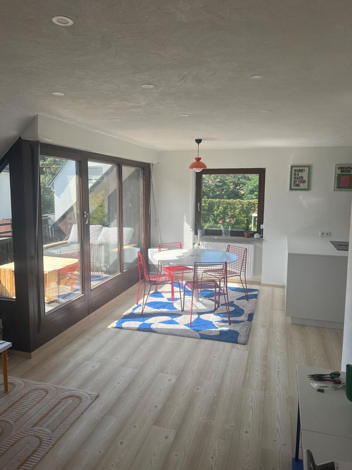 Modernisierte Maisonette-Wohnung mit moderner Küche, zwei Balkone