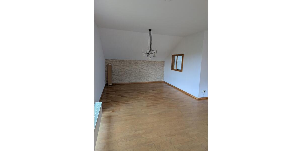 Dachgeschoßwohnung Delligsen - 3 Zimmer, 88 m&sup2;, 440&euro; | Angebot:26537974