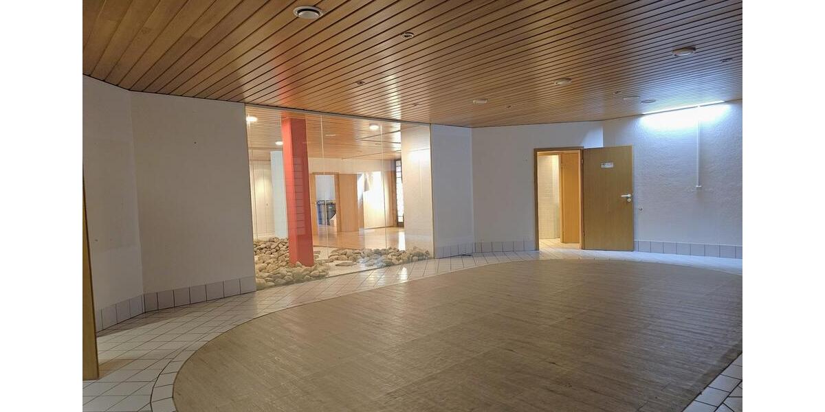 Außergewöhnliche Gewerbefläche für Kosmetik, Sport, Musik, Kunst oder ärztliche Einrichtungen mit viel Platz und kleinem Außenbereich, Parkplatzanmietung möglich zimmer